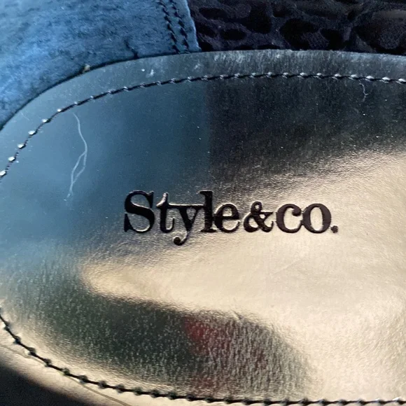 Classic winter black pump by Style & co. Pleated toe design in suede fabric. - Picture 6 of 6